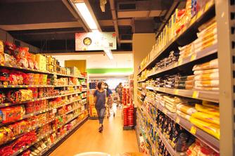 Grande distribution : pourquoi le magasin physique reste stratégique à l’ère de l’omnicanalité